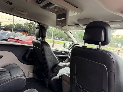 Used 2016 Chrysler Town & Country Touring FWD image 10