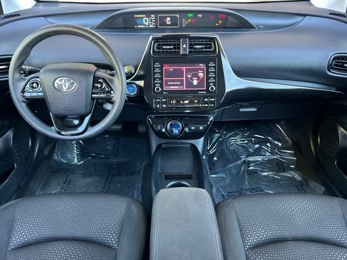 Used 2022 Toyota Prius LE FWD image 3