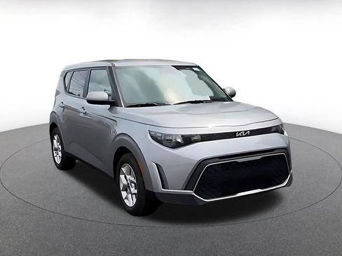 Used 2025 Kia Soul LX w/ LX Technology Package FWD image 3