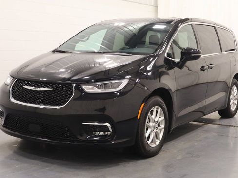 Used 2025 Chrysler Pacifica Select FWD image 7