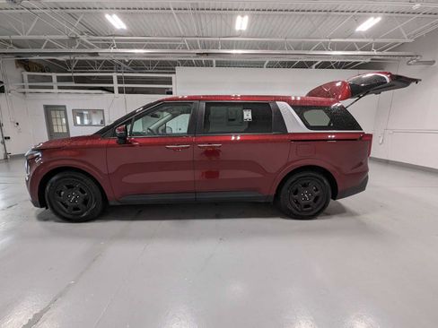 Used 2025 Kia Carnival FWD image 12