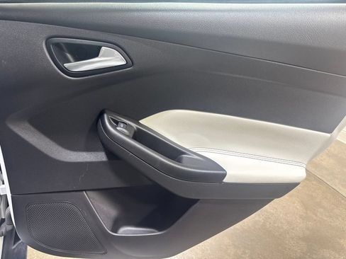 Used 2014 Ford Focus SE w/ Equipment Group 201A FWD image 22