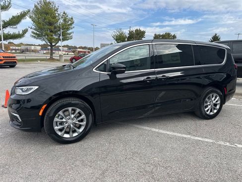 New 2026 Chrysler Pacifica Select image 15