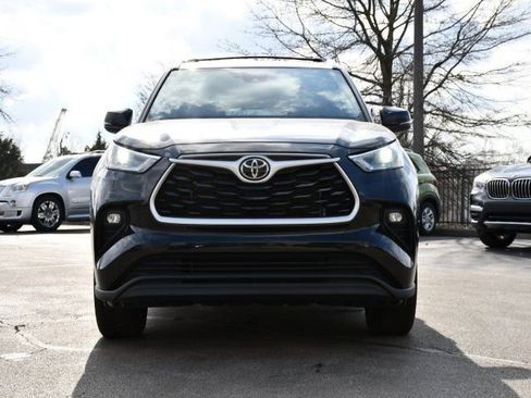 Used 2023 Toyota Highlander XLE image 2