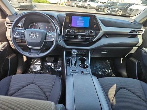 Used 2024 Toyota Highlander LE AWD/4WD image 13