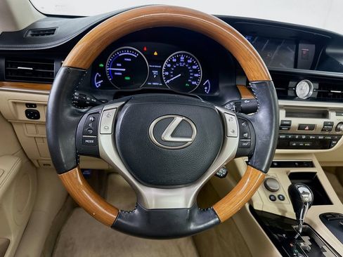 Used 2014 Lexus ES 300h w/ Luxury Package w/Bamboo Trim FWD image 11