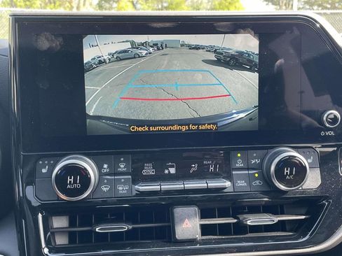 Used 2024 Toyota Highlander XLE FWD image 32