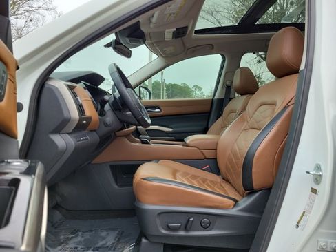 Used 2023 Nissan Pathfinder Platinum image 23