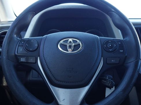 Used 2018 Toyota RAV4 LE FWD image 10