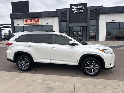 Used 2019 Toyota Highlander XLE image 3