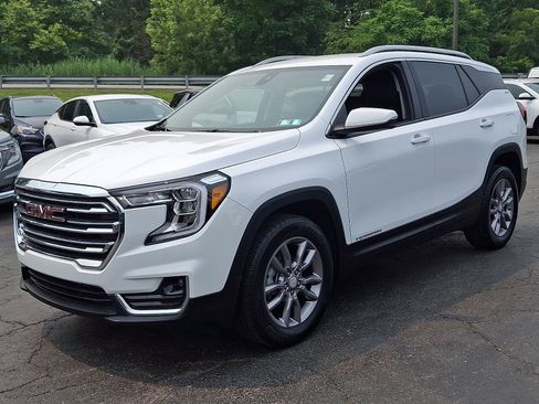 Used 2024 GMC Terrain SLT AWD/4WD image 3