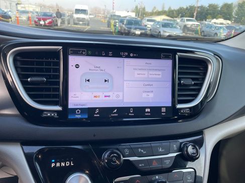 Used 2024 Chrysler Pacifica Touring-L image 20