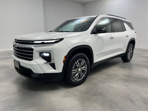 Used 2024 Chevrolet Traverse LT image 3