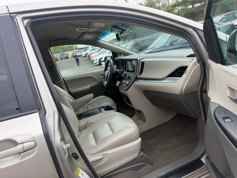 Used 2017 Toyota Sienna LE FWD image 26