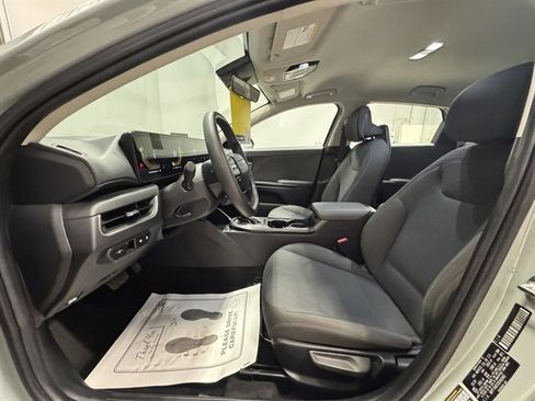 Used 2025 Kia K4 FWD image 16