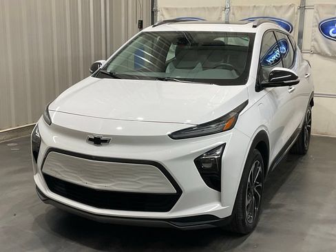 Used 2023 Chevrolet Bolt EUV Premier w/ Sun & Sound Package FWD image 4