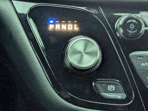 Used 2021 Chrysler Pacifica Touring w/ Uconnect Theater Family Group image 12