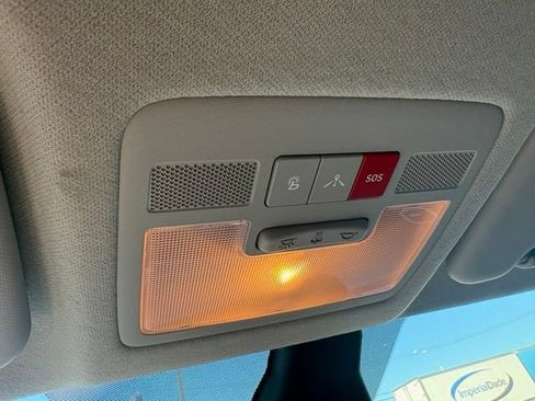 Certified 2024 Hyundai Venue Limited FWD image 17