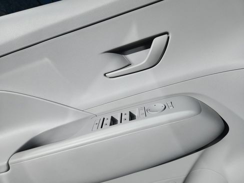 Used 2025 Hyundai Kona SE image 16