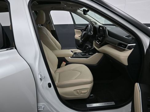 Used 2025 Toyota Highlander Limited AWD/4WD image 38