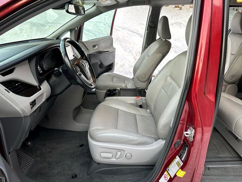 Used 2018 Toyota Sienna Limited Premium image 8