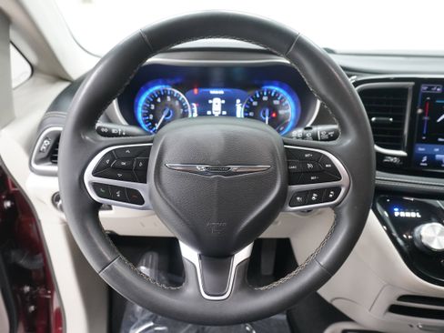 Used 2023 Chrysler Pacifica Touring-L FWD image 19
