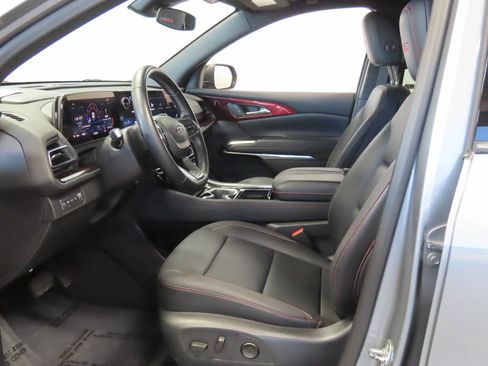 Used 2025 Chevrolet Traverse Z71 AWD/4WD image 15