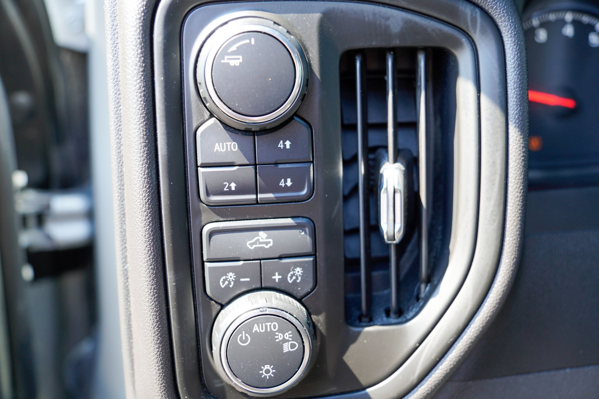Used 2024 Chevrolet Silverado 1500 Custom Trail Boss w/ LPO, Dark Essentials Package AWD/4WD image 10