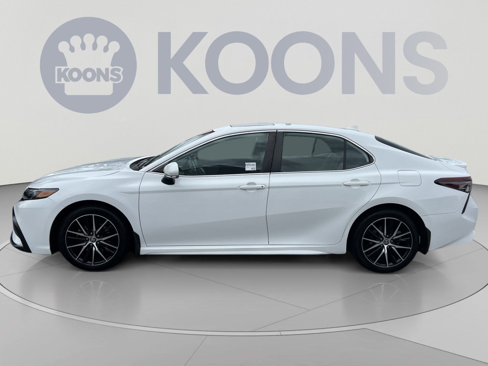 Used 2023 Toyota Camry SE w/ Cold Weather Package FWD image 2