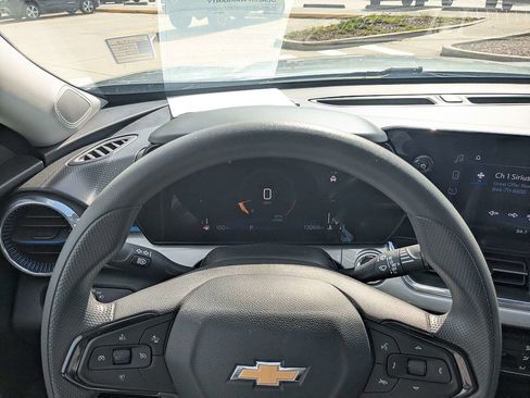Used 2025 Chevrolet Trax LT FWD image 28