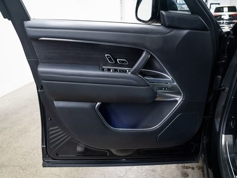 Used 2025 Land Rover Range Rover Long Wheelbase SE image 16