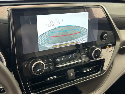 Used 2025 Toyota Highlander XLE FWD image 19
