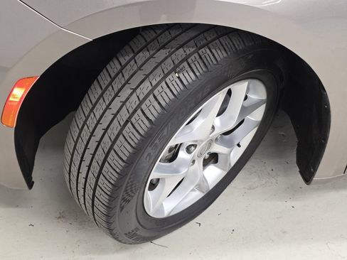 Used 2017 Chrysler Pacifica Touring Plus w/ Tire & Wheel Group FWD image 42