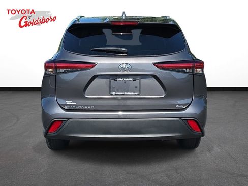 Used 2023 Toyota Highlander XLE FWD image 6