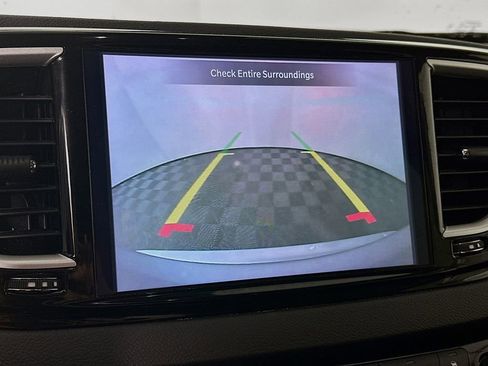 Certified 2024 Chrysler Pacifica Touring-L image 21