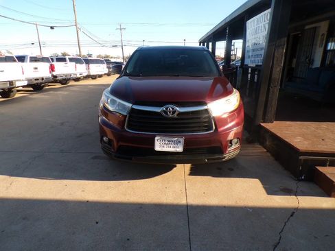 Used 2015 Toyota Highlander XLE image 2