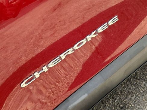 Used 2019 Jeep Cherokee Latitude w/ Popular Appearance Group image 29