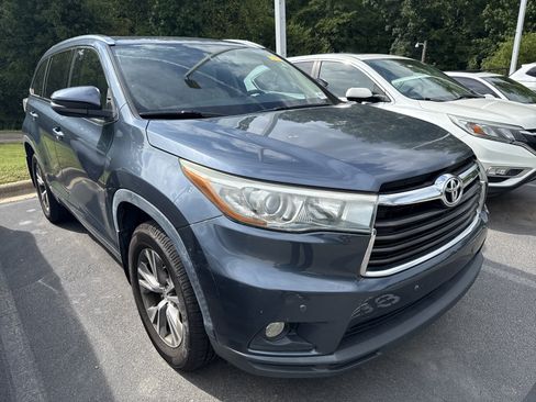 Used 2015 Toyota Highlander XLE AWD/4WD image 2