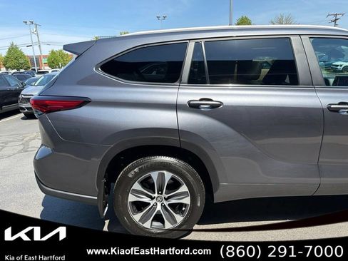 Used 2023 Toyota Highlander XLE AWD/4WD image 7