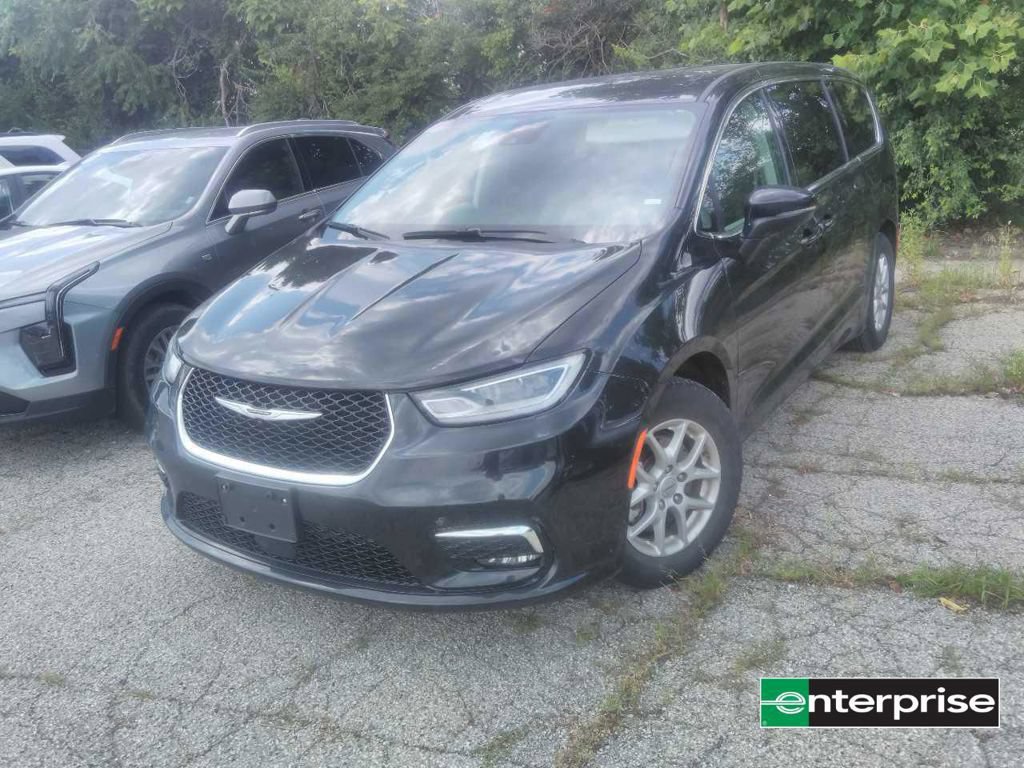 Used 2023 Chrysler Pacifica Touring-L FWD image 3