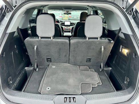 Used 2022 Ford Explorer XLT w/ Equipment Group 202A image 27