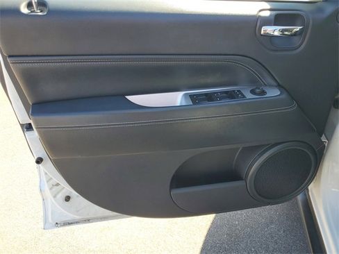 Used 2015 Jeep Compass High Altitude image 8