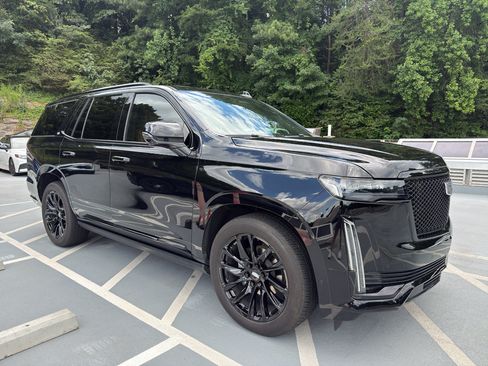 Used 2023 Cadillac Escalade Sport w/ LPO, ONYX Package AWD/4WD image 4