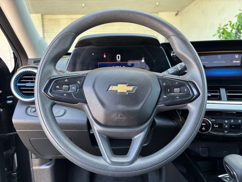 Used 2025 Chevrolet Trax LT image 28