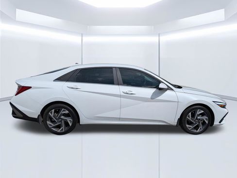 Certified 2025 Hyundai Elantra SEL FWD image 3
