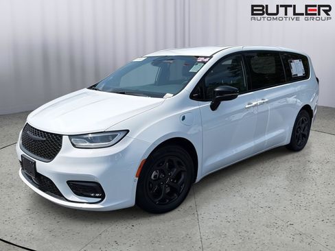 Used 2024 Chrysler Pacifica Limited FWD image 2