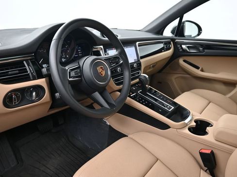 Certified 2026 Porsche Macan AWD/4WD image 4