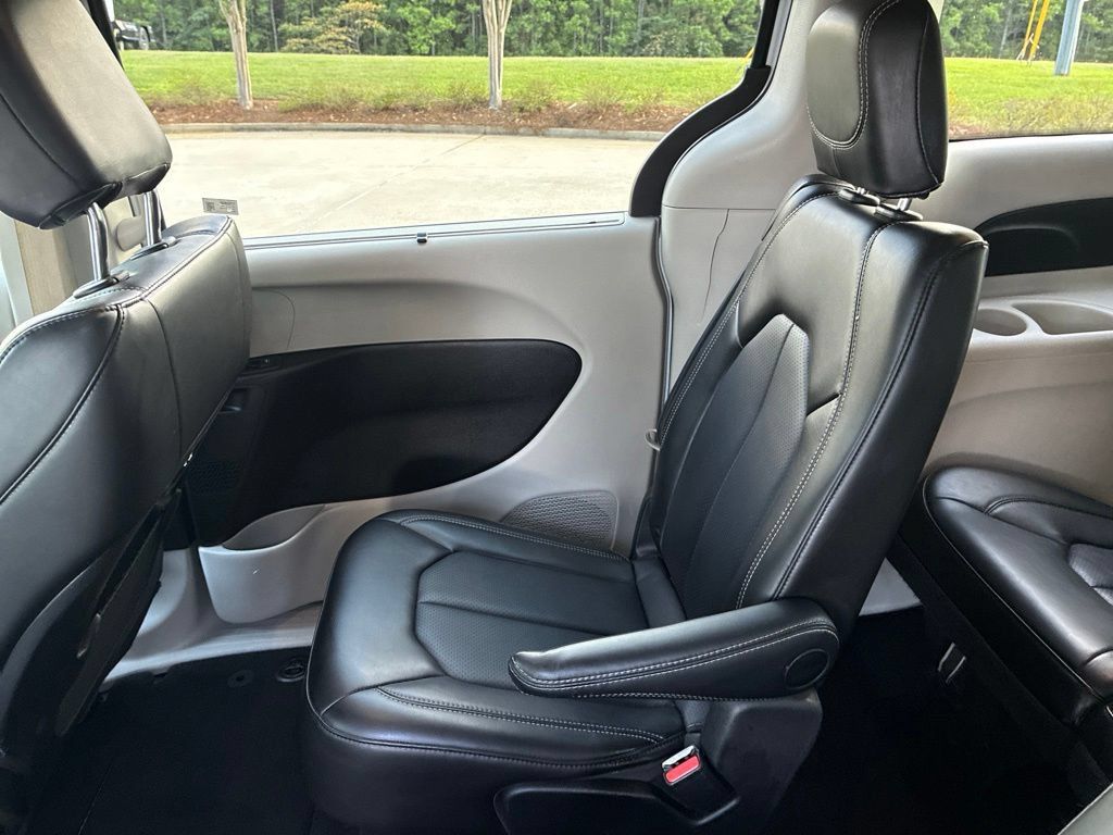 Used 2024 Chrysler Pacifica Touring-L FWD image 15