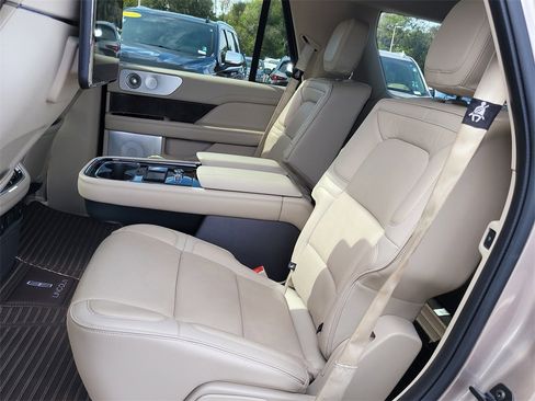 Used 2019 Lincoln Navigator Reserve image 12