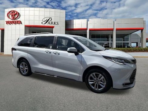 Used 2026 Toyota Sienna Limited FWD image 1